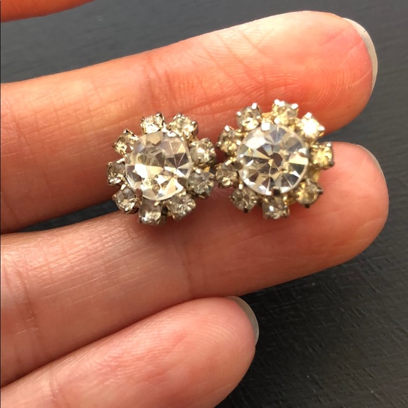 Jewelry - Super sparkly flower earrings